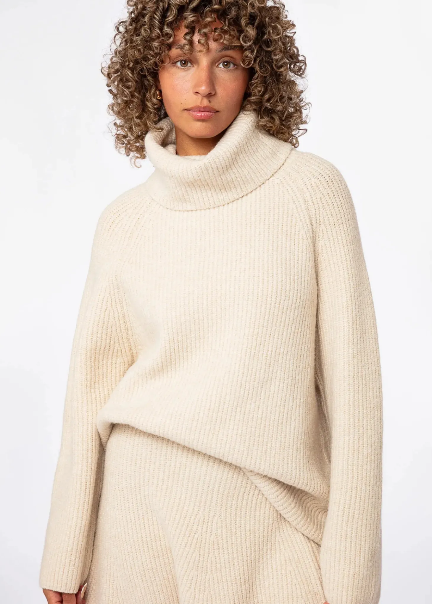 Beige patentstickad tröja