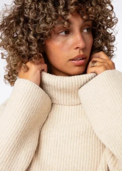 Beige patentstickad tröja