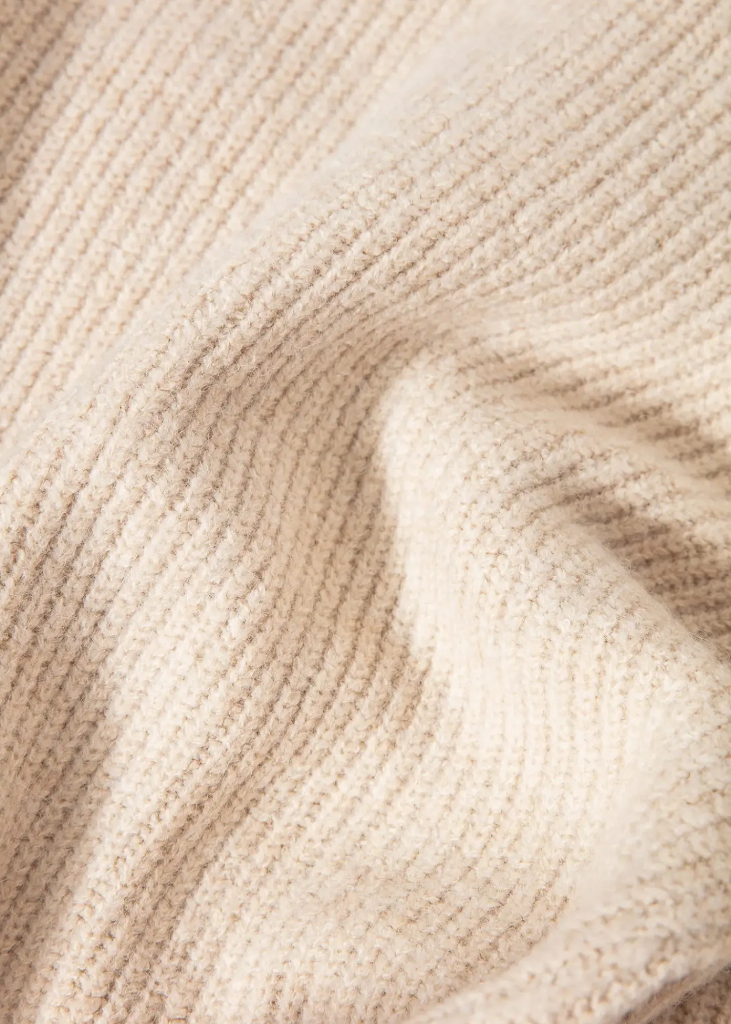 Beige patentstickad tröja