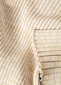 Beige ribbstickad klänning