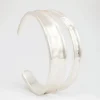 Brett silverfärgat armband