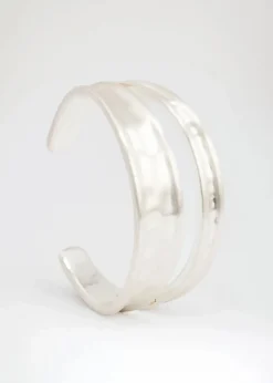 Brett silverfärgat armband