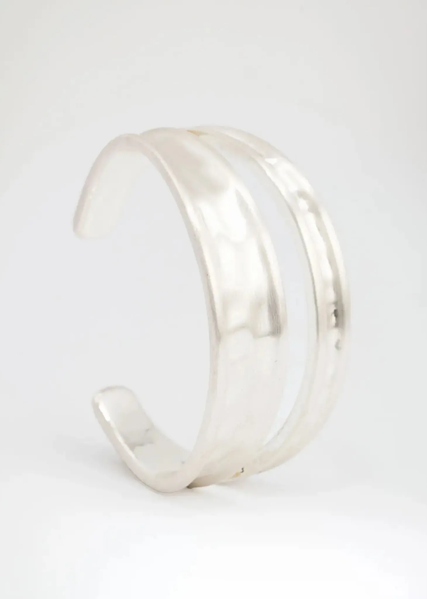 Brett silverfärgat armband