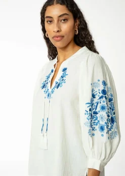 Broderad blus med puffärm