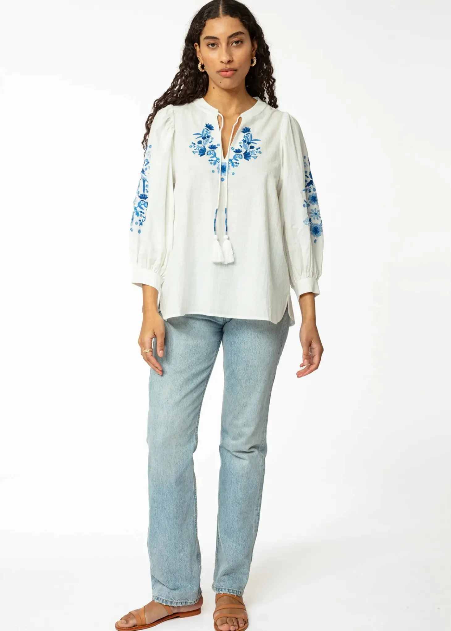 Broderad blus med puffärm