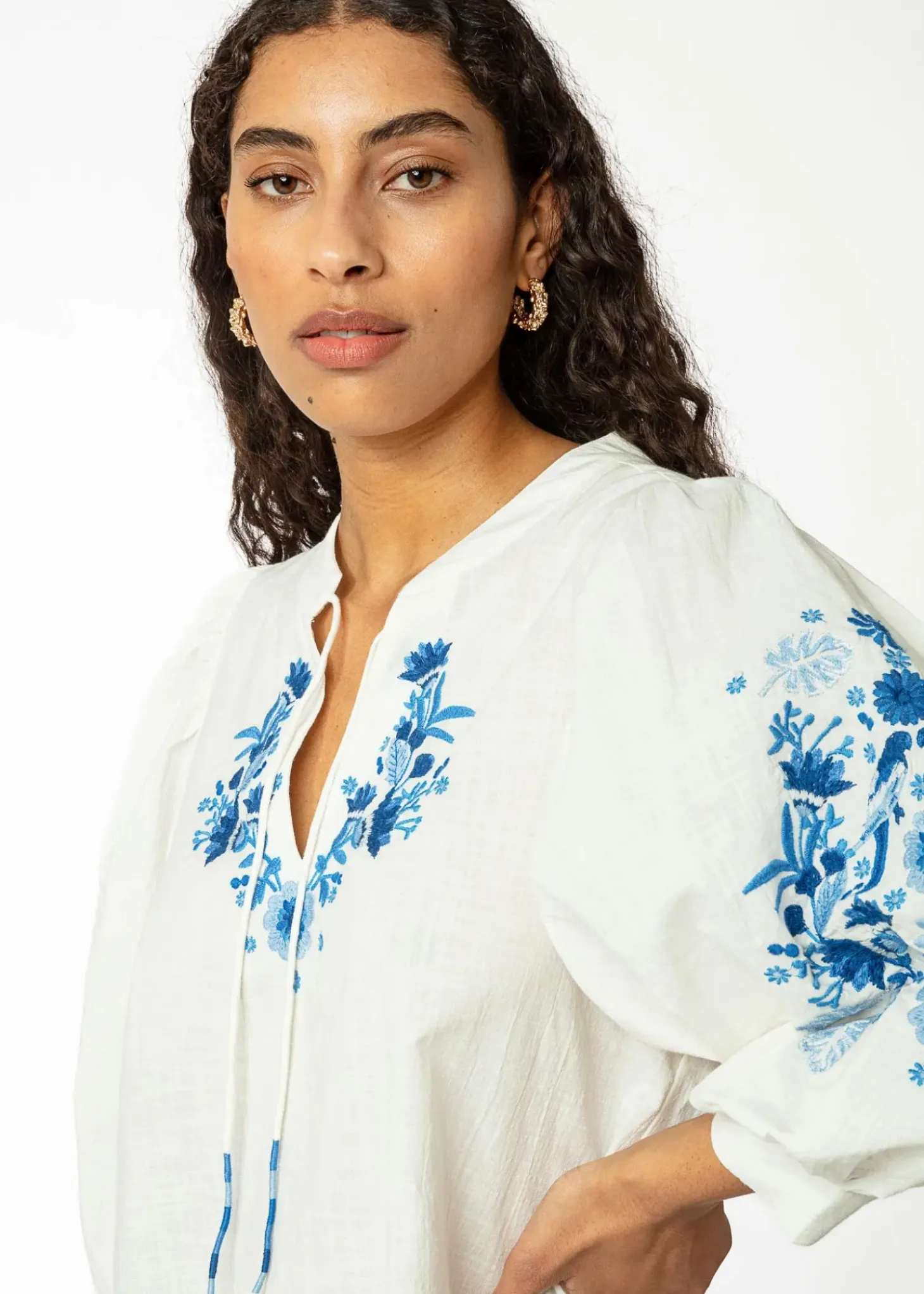Broderad blus med puffärm