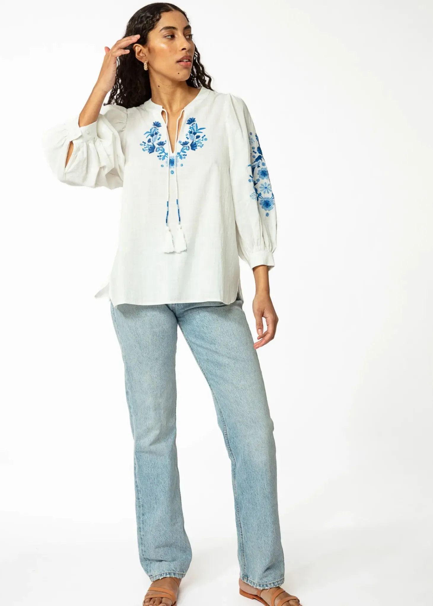 Broderad blus med puffärm