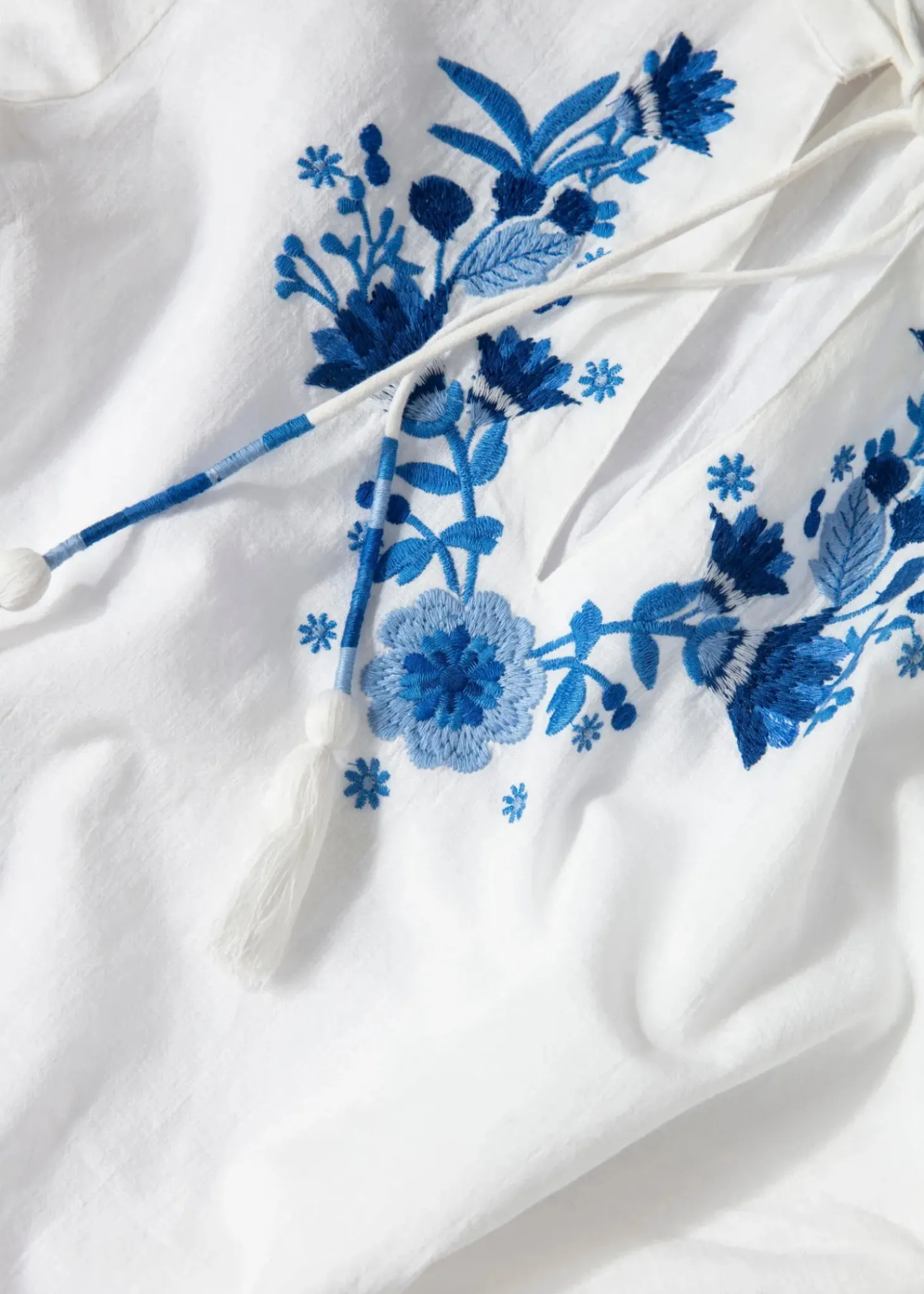 Broderad blus med puffärm