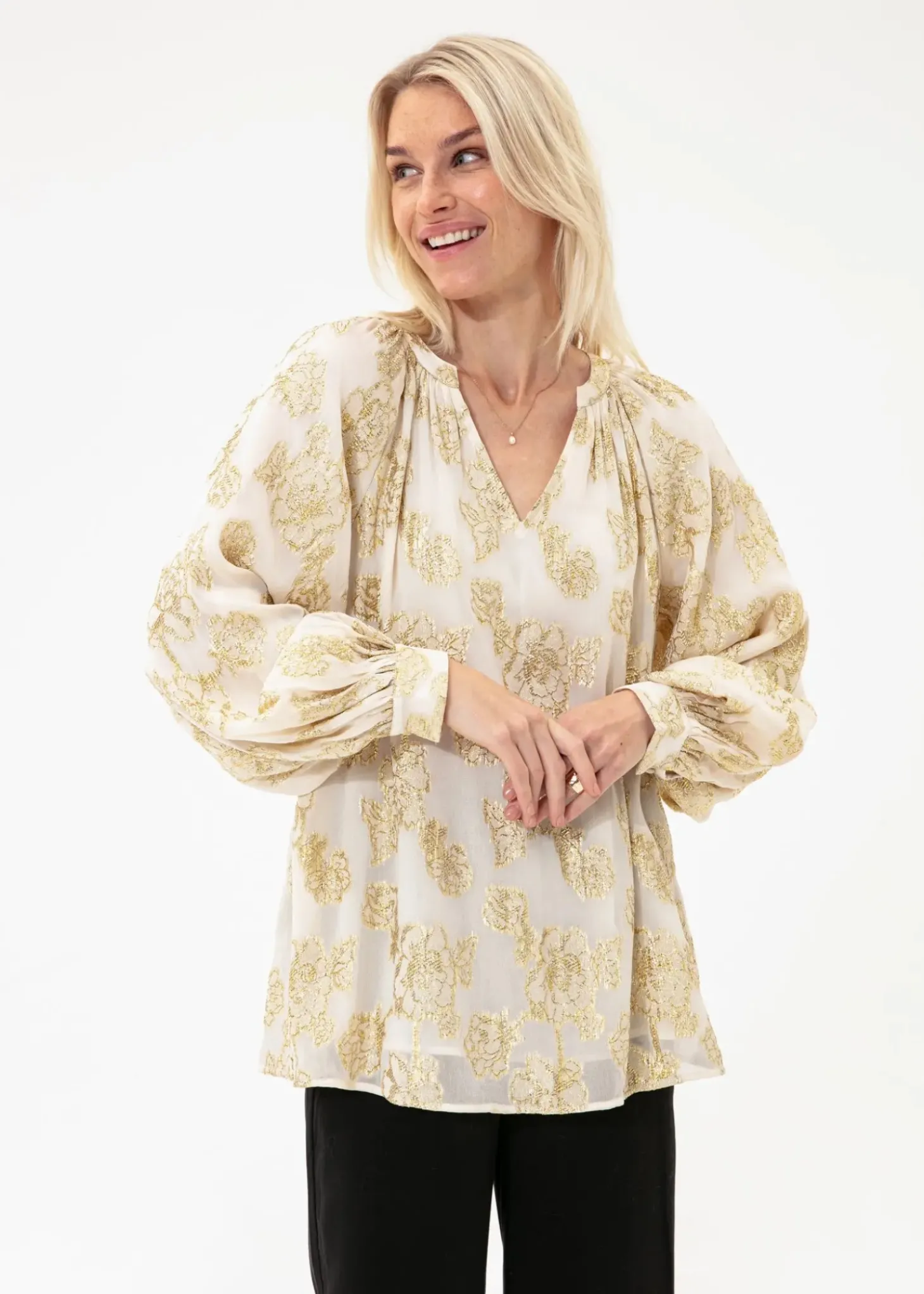 Broderad blus med puffärmar