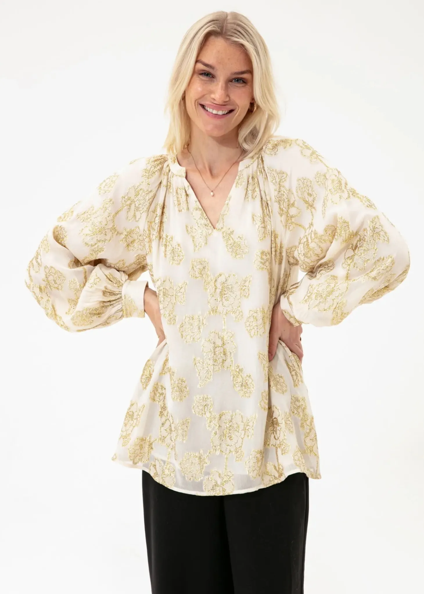 Broderad blus med puffärmar