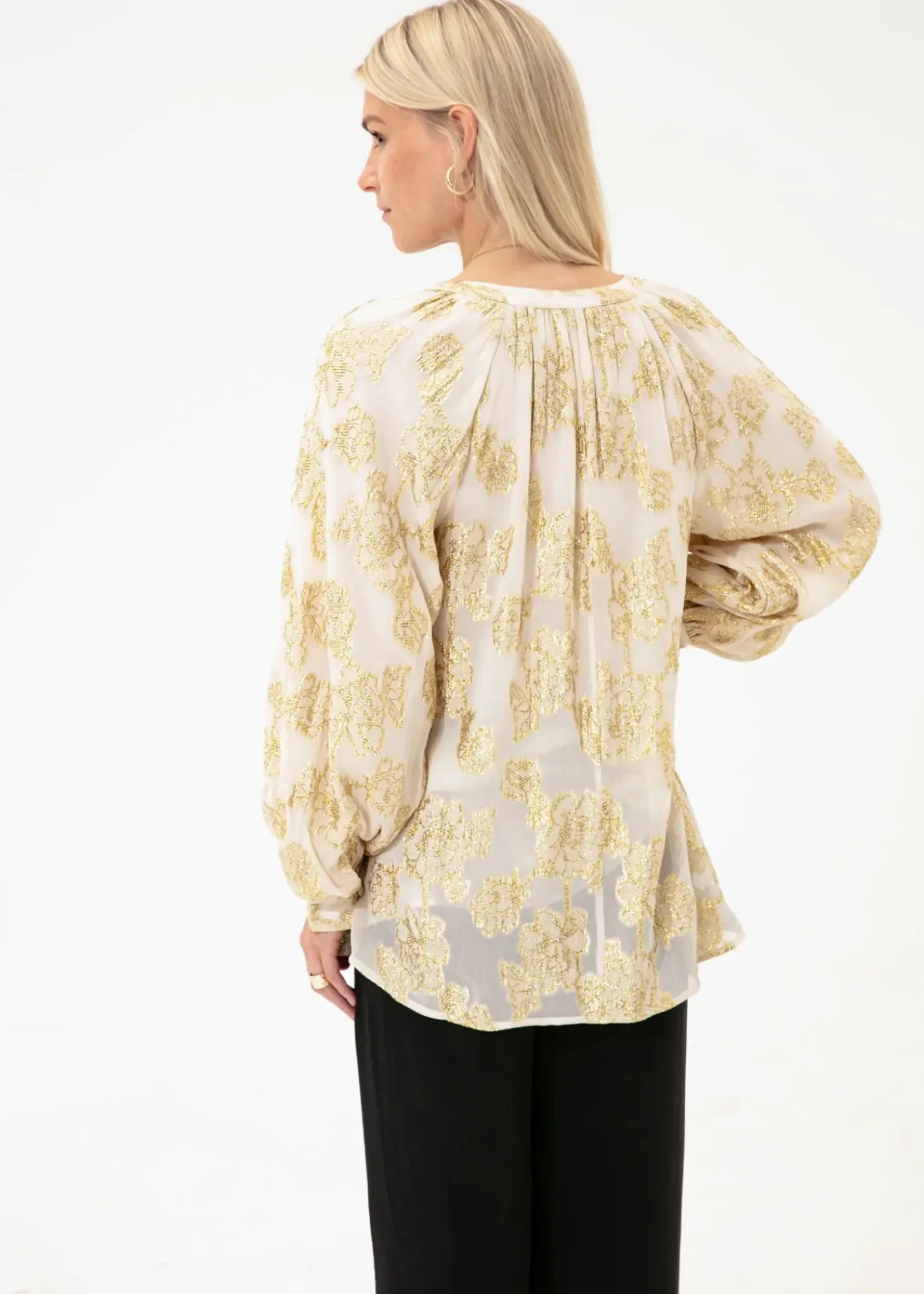 Broderad blus med puffärmar