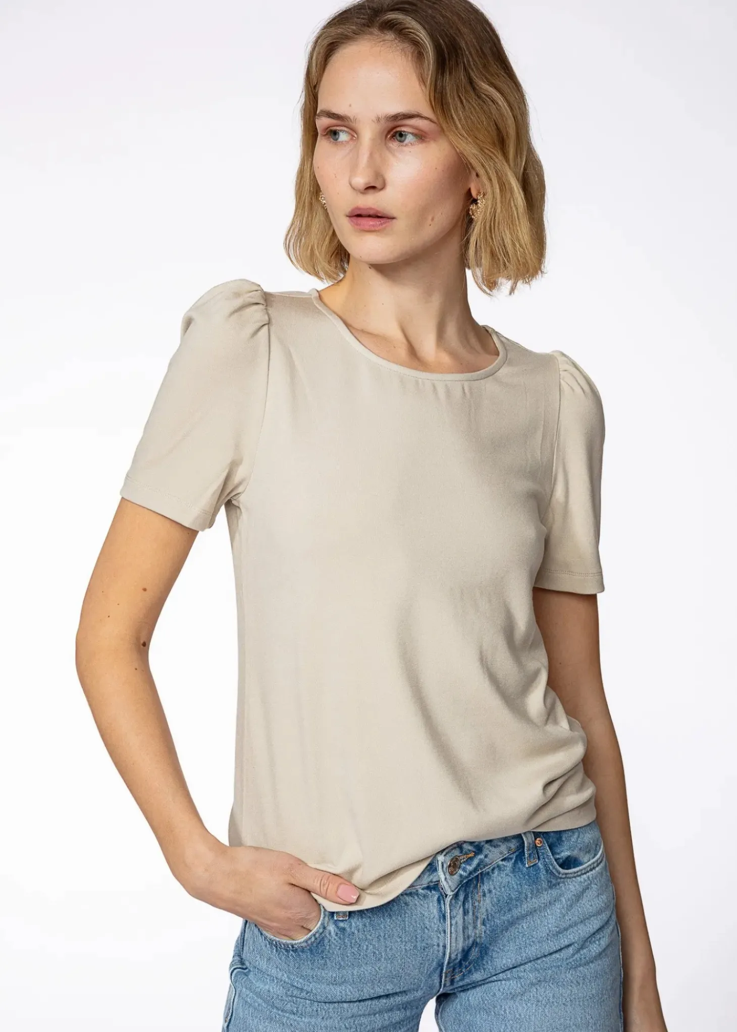 Enfärgad t-shirt med puffärm