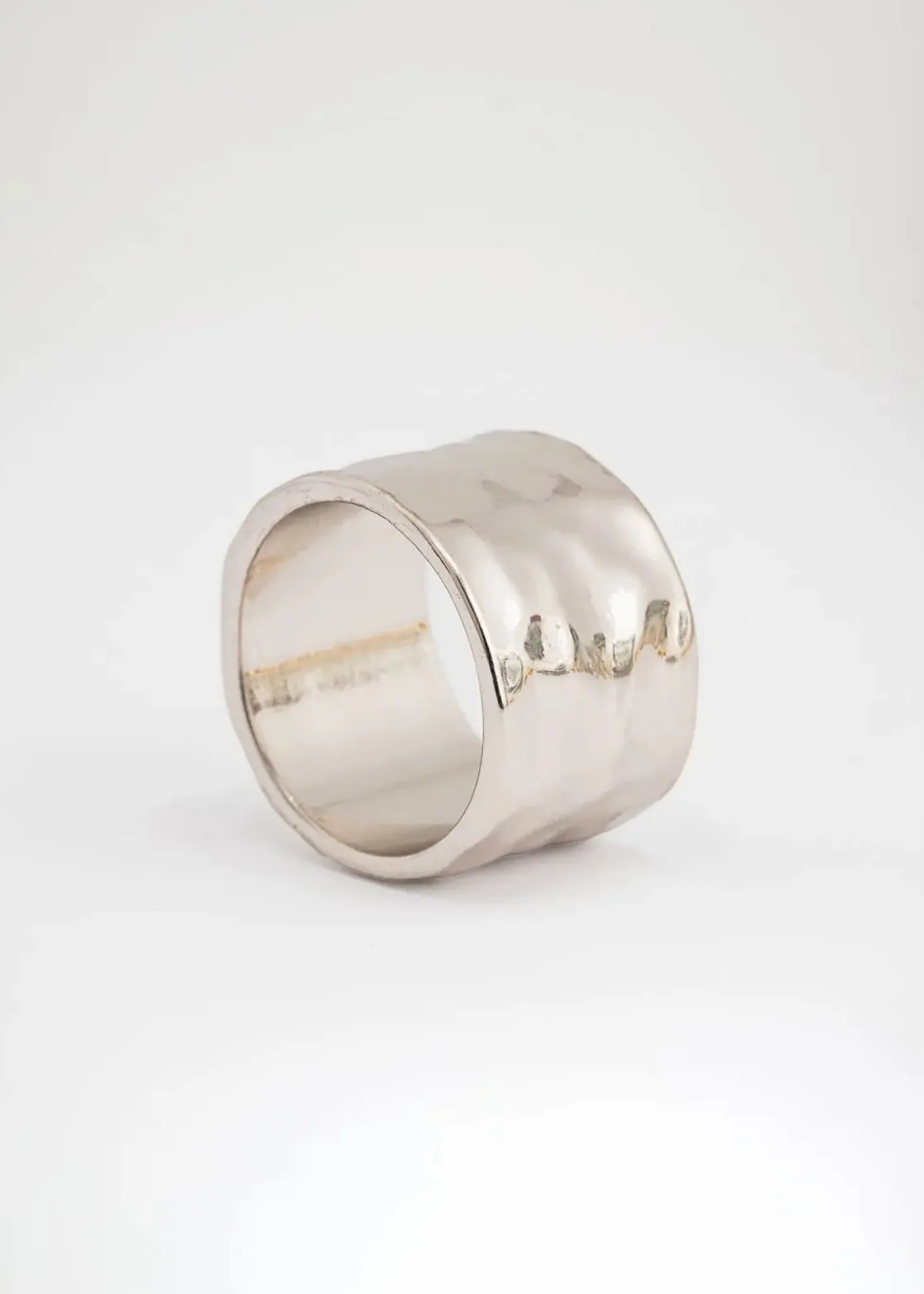 Hamrad silverfärgad ring