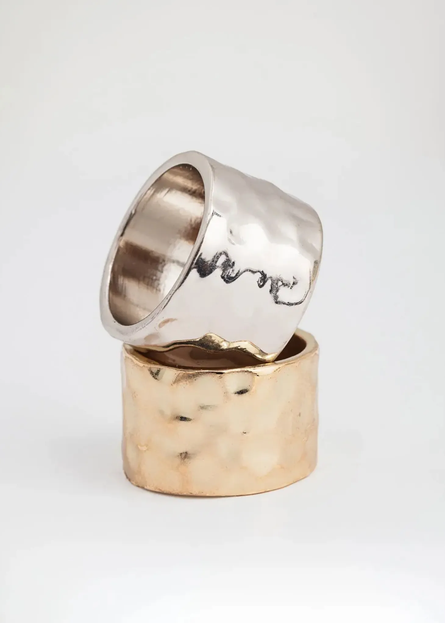 Hamrad silverfärgad ring
