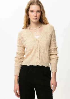Mönsterstickad beige kofta