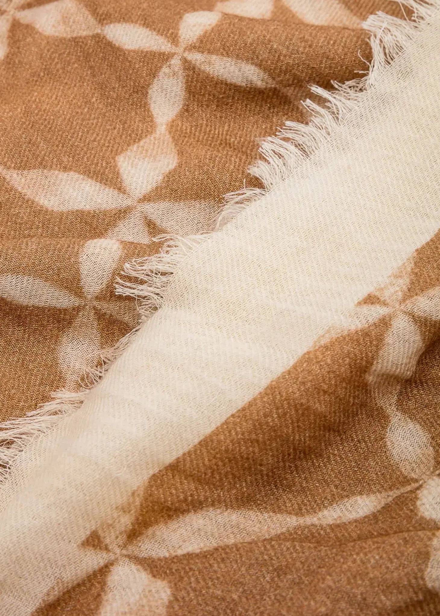 Mönstrad beige scarf