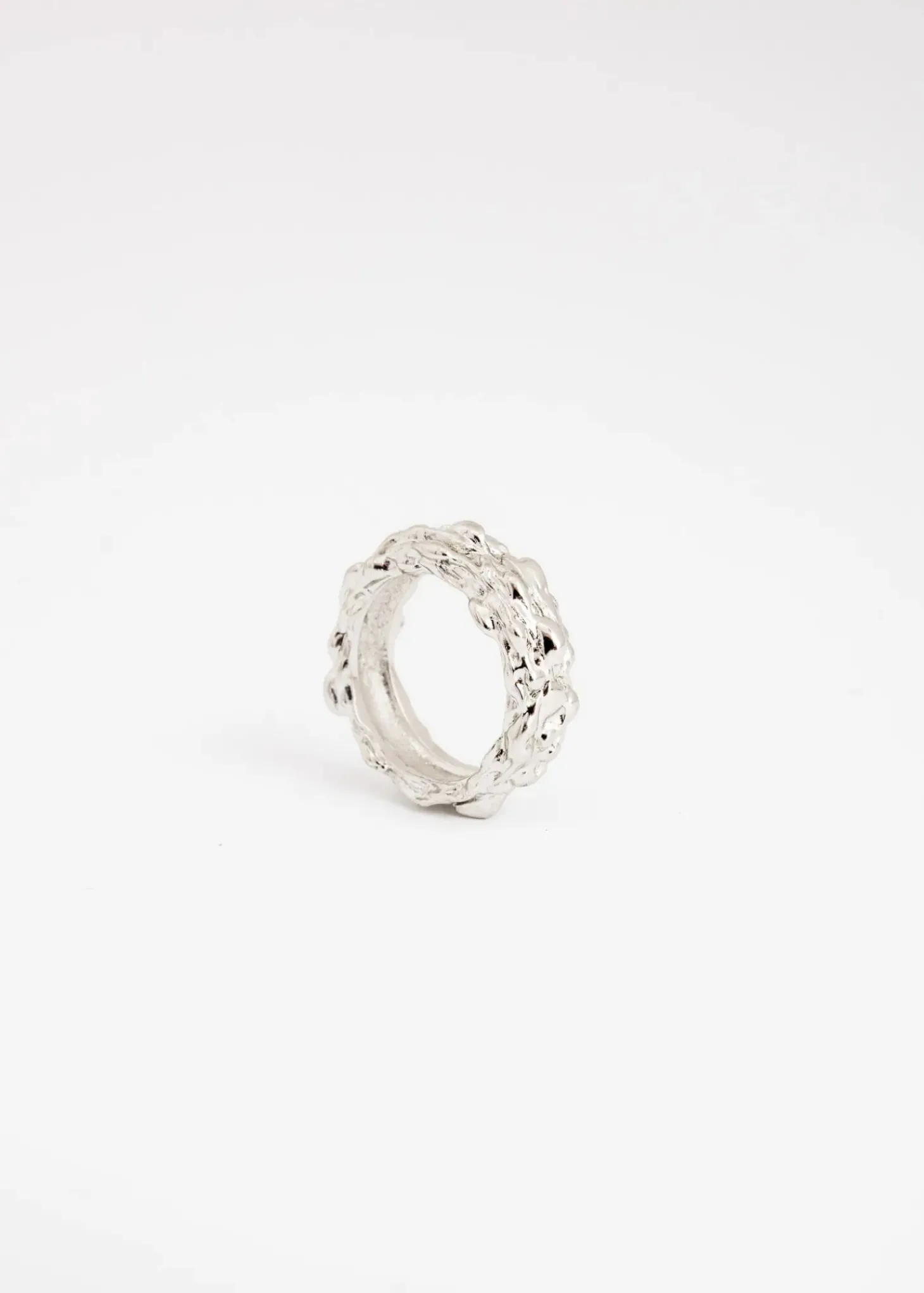 Silverfärgad ring