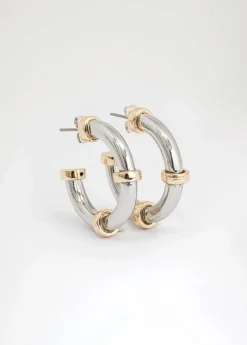 Silverfärgade hoops med gulddetalj