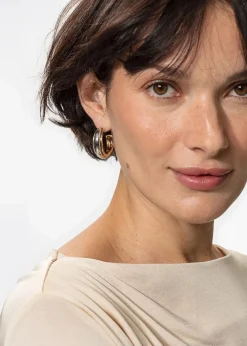Silverfärgade hoops med gulddetalj
