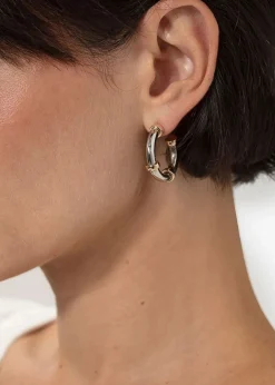 Silverfärgade hoops med gulddetalj