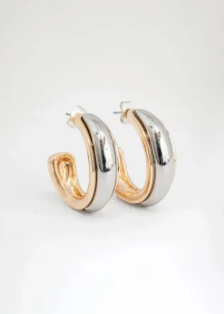 Silverfärgade hoops med gulddetalj