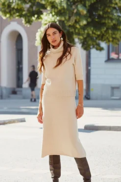 Stickad beige polotröja