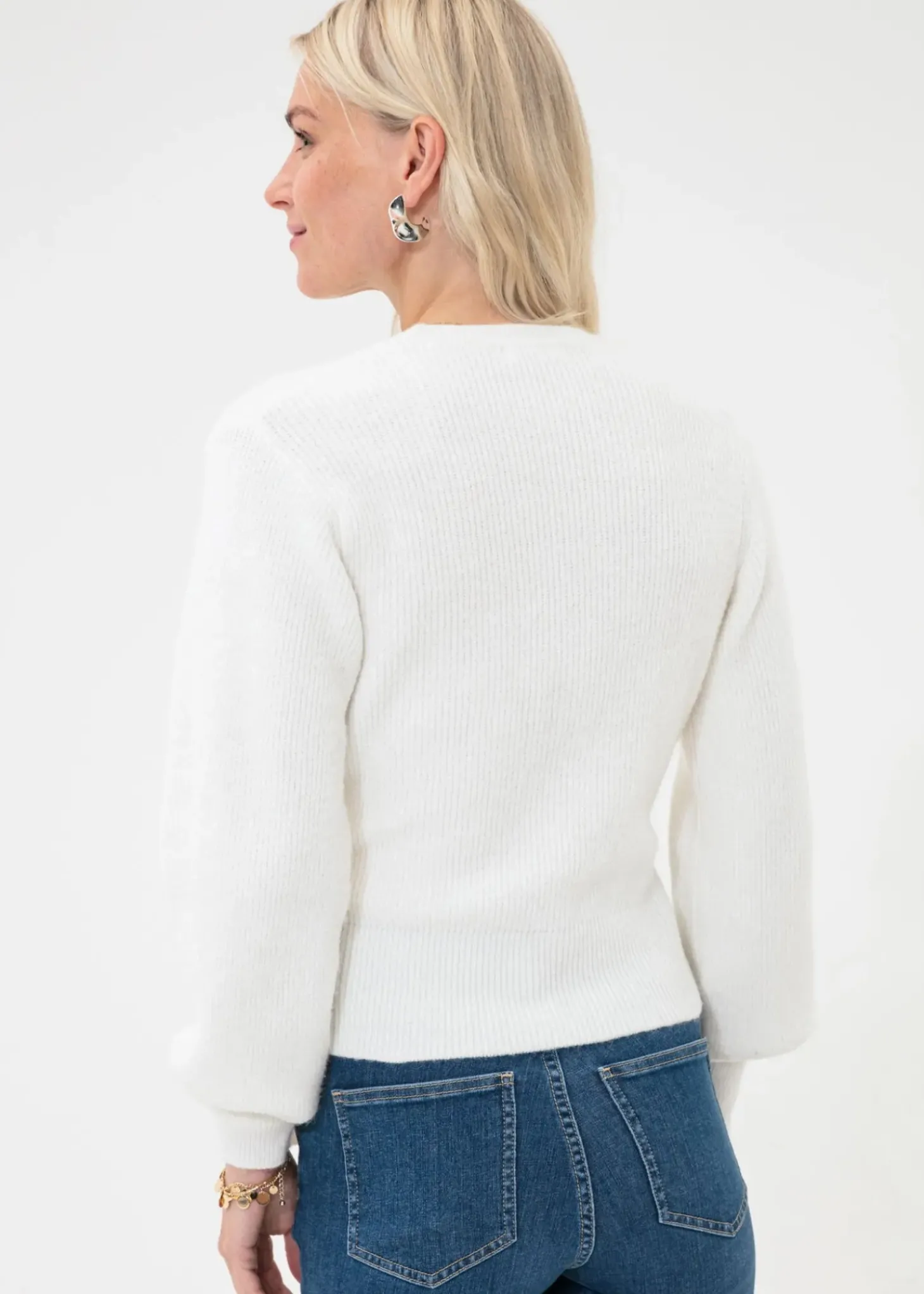 Stickad tröja med omlott