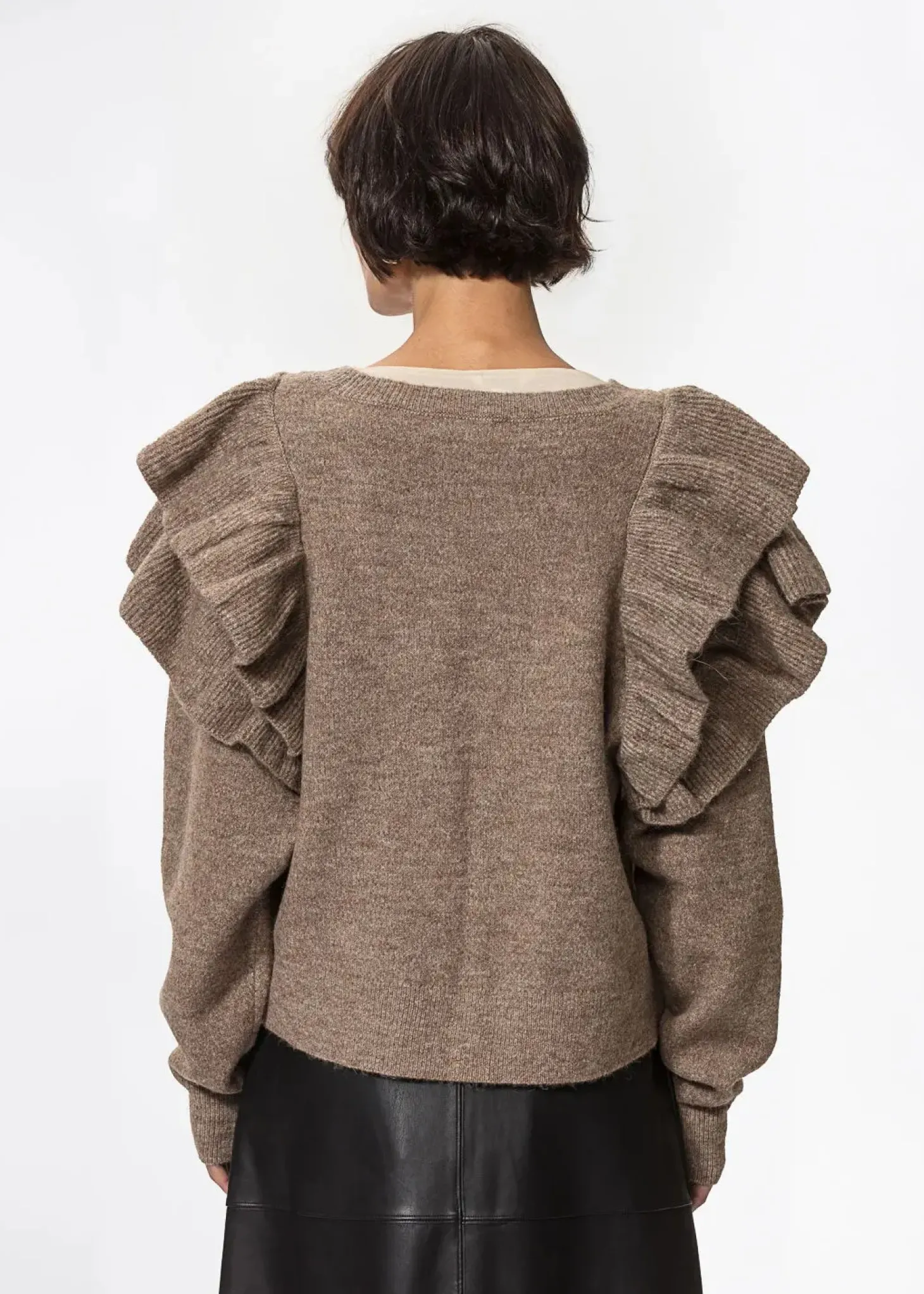 Stickad tröja med volang