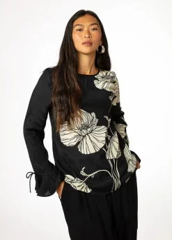 Svart blommig blus med volang