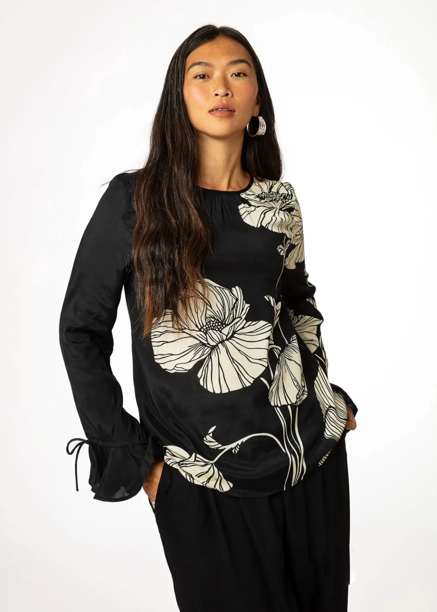 Svart blommig blus med volang