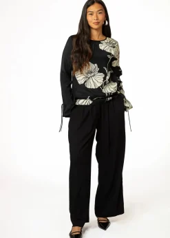Svart blommig blus med volang
