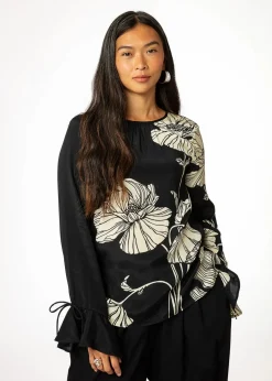 Svart blommig blus med volang