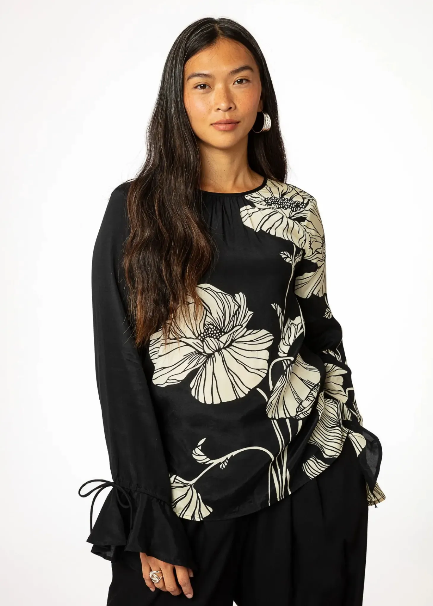 Svart blommig blus med volang