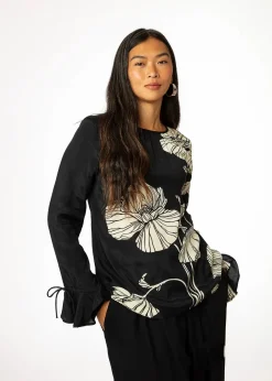 Svart blommig blus med volang