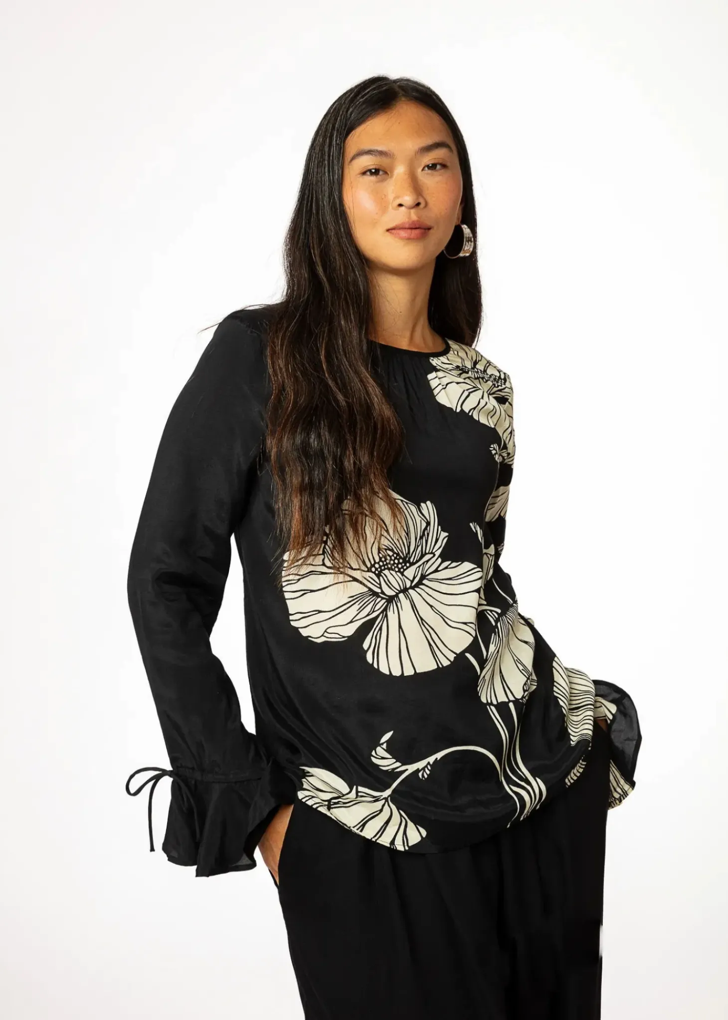 Svart blommig blus med volang