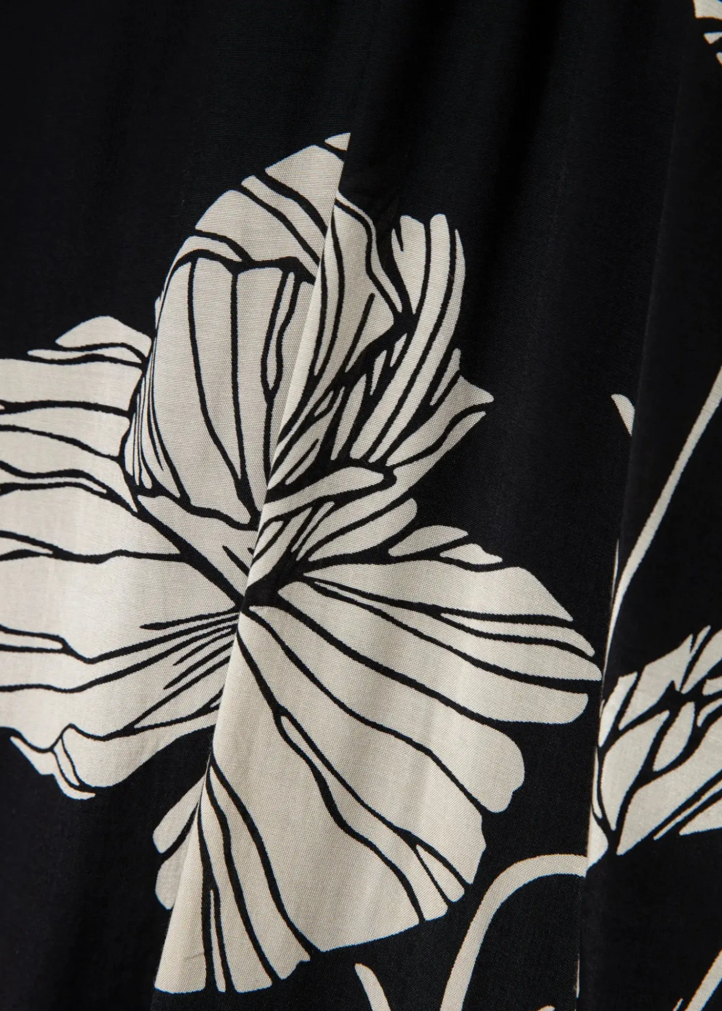 Svart blommig blus med volang