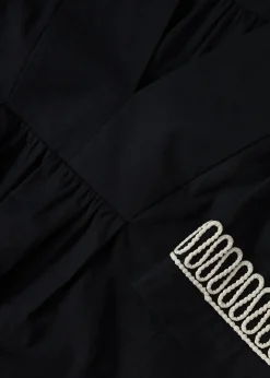 Svart blus med dekorationsband