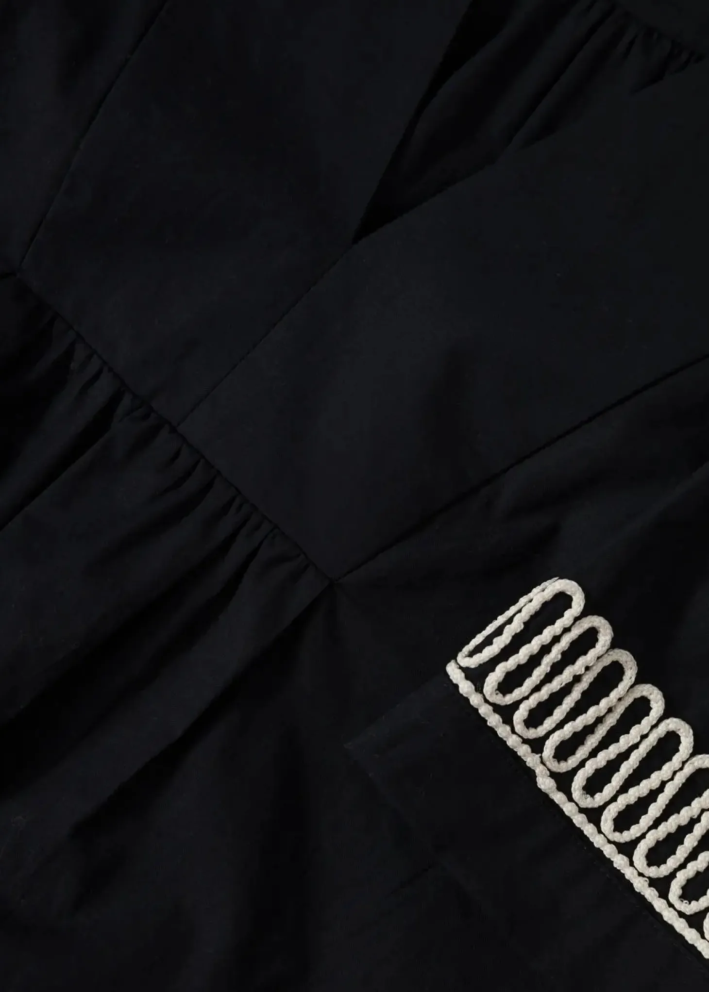Svart blus med dekorationsband