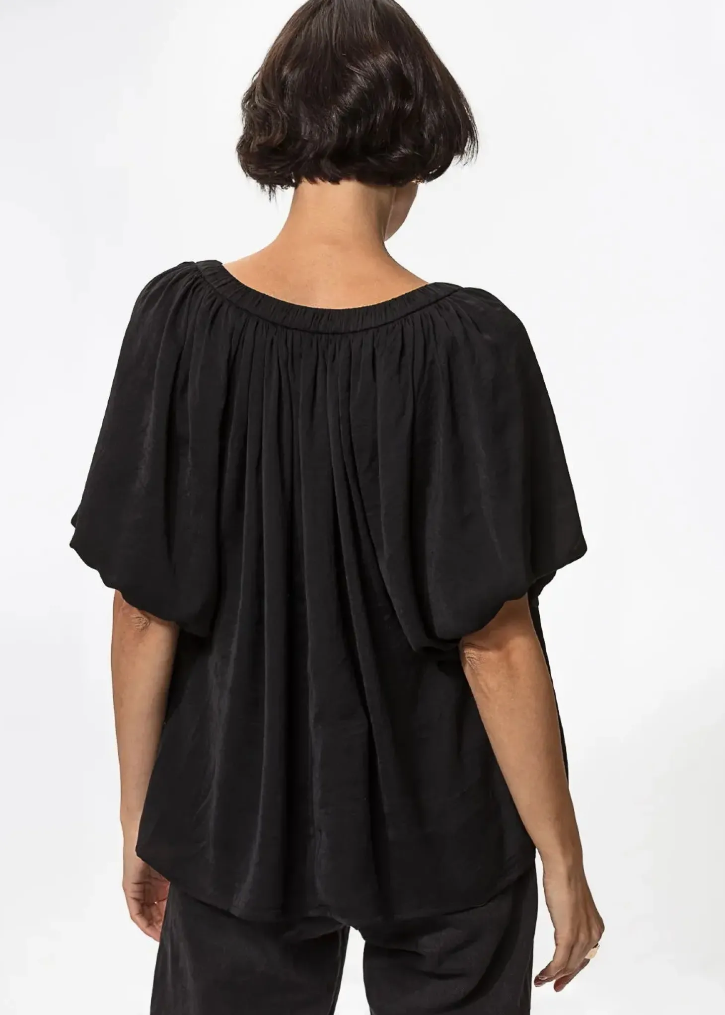 Svart blus med puffärm
