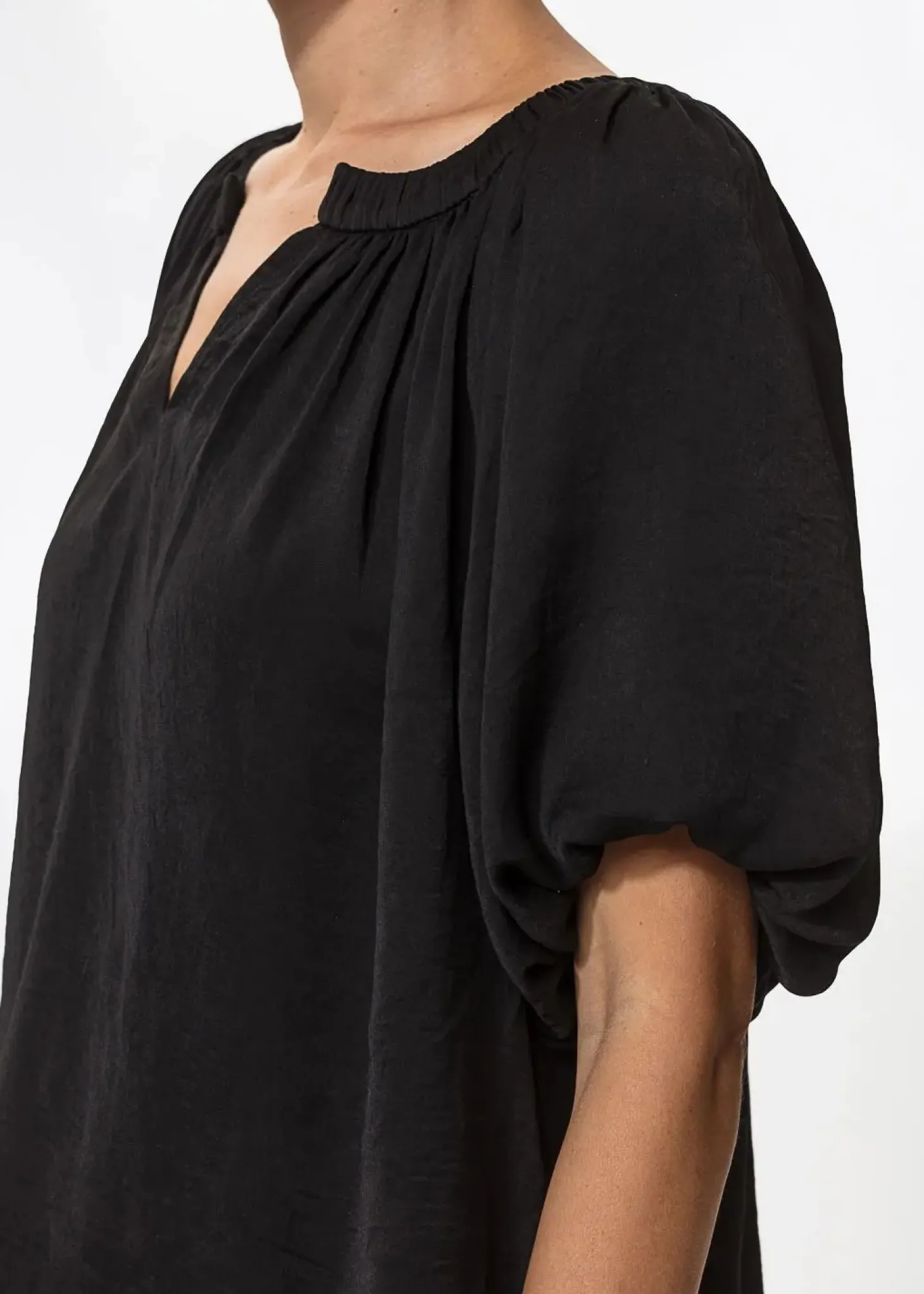 Svart blus med puffärm