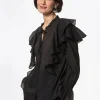 Svart blus med volang