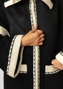 Svart broderad ullkappa