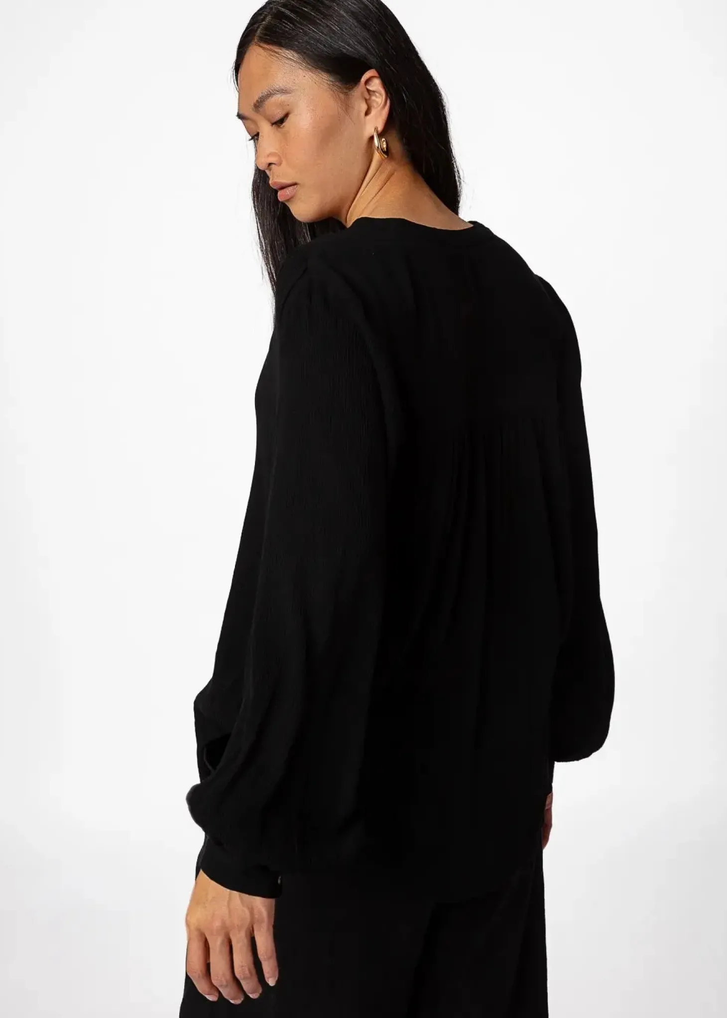 Svart krinklad blus