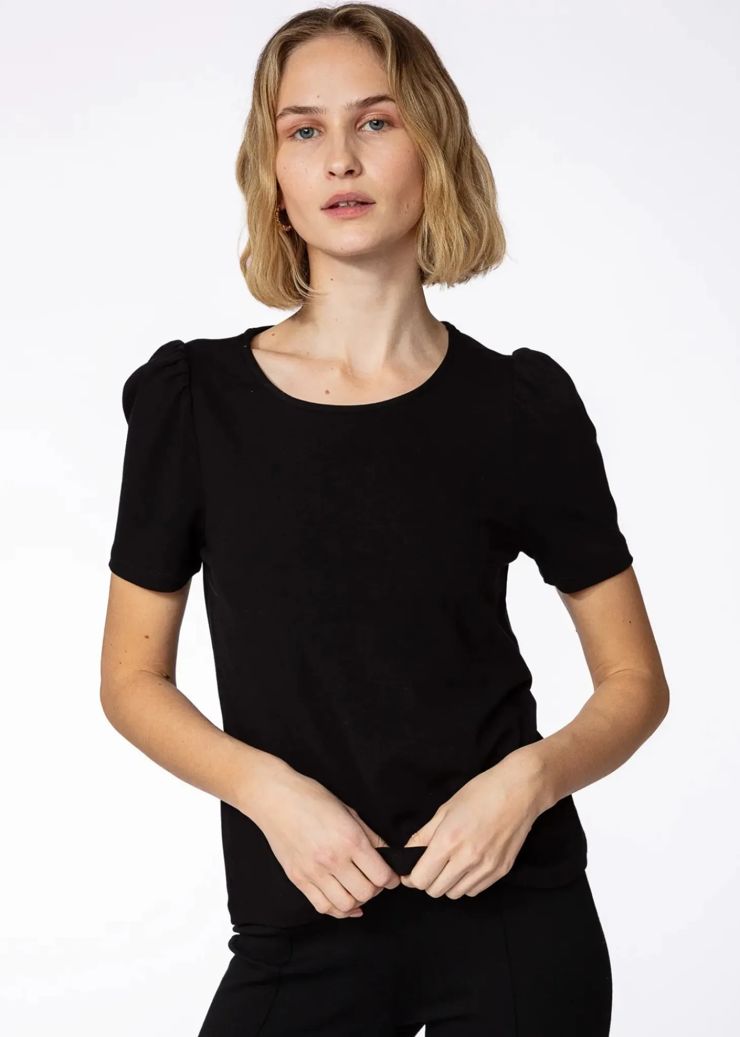 Svart t-shirt med puffärm