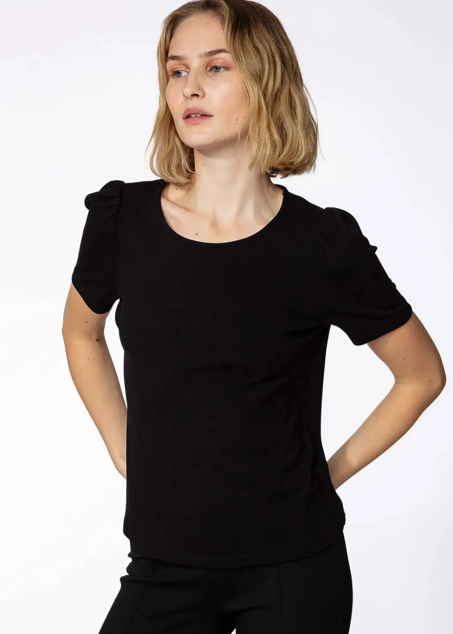 Svart t-shirt med puffärm