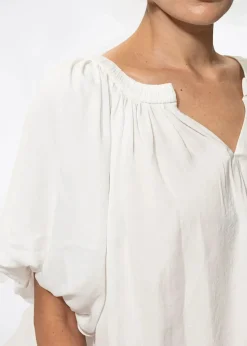 Vit blus med puffärm
