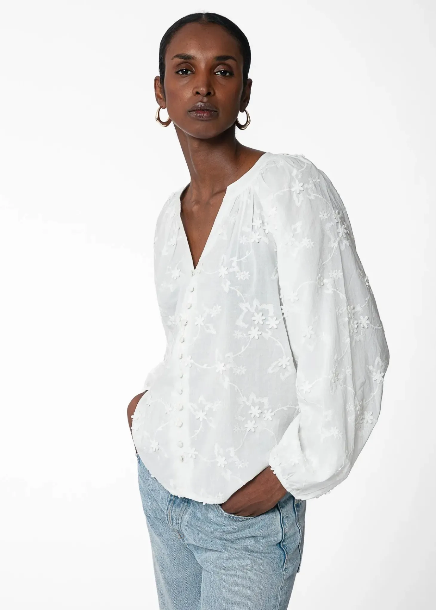 Vit broderad bomullsblus